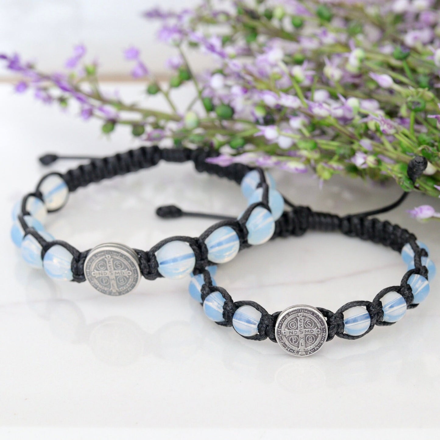 Pulsera San Benito, pulsera opalita azul, pulsera San Benito ópalo azul, pulsera rosario, pulsera plata de ley con santos