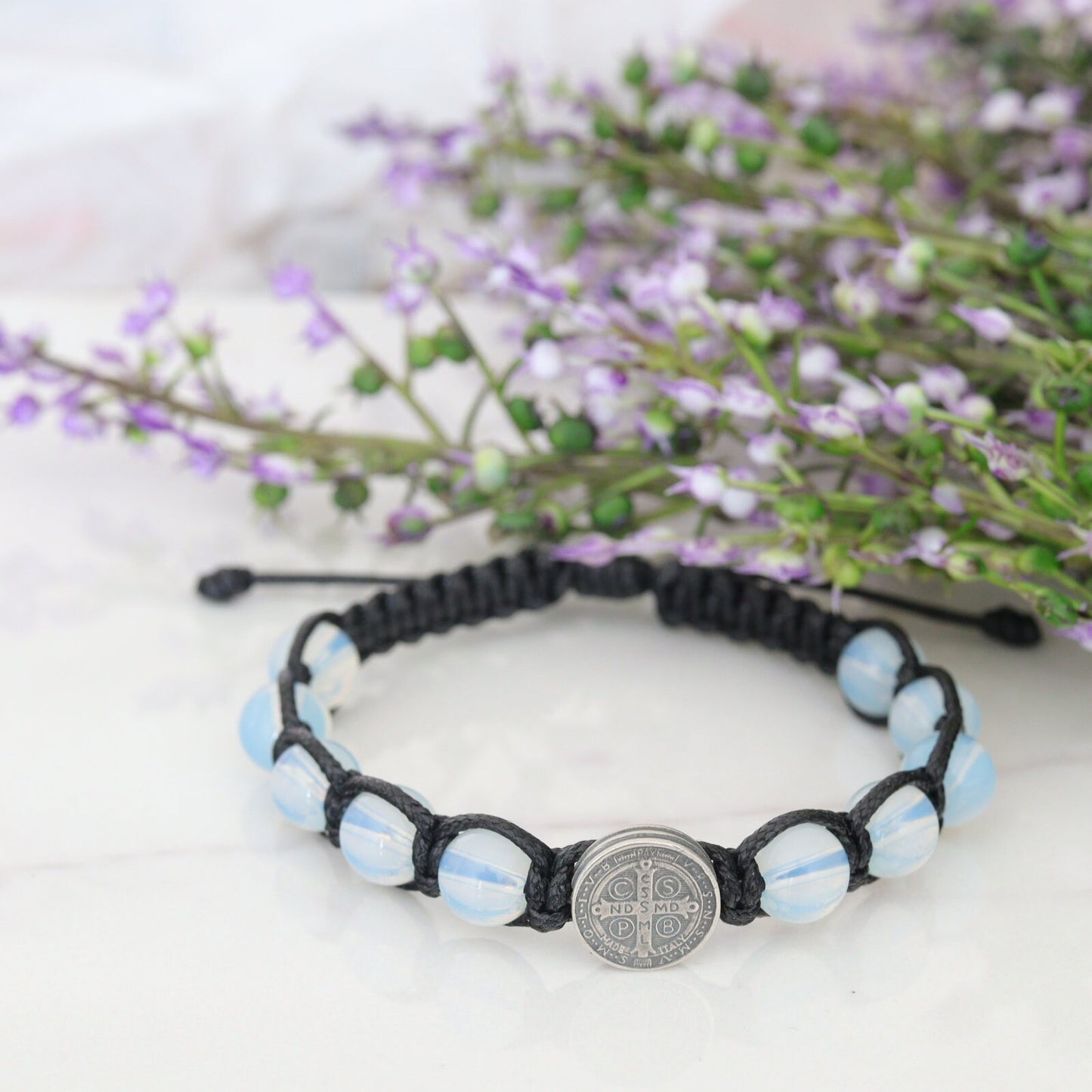 Pulsera San Benito, pulsera opalita azul, pulsera San Benito ópalo azul, pulsera rosario, pulsera plata de ley con santos