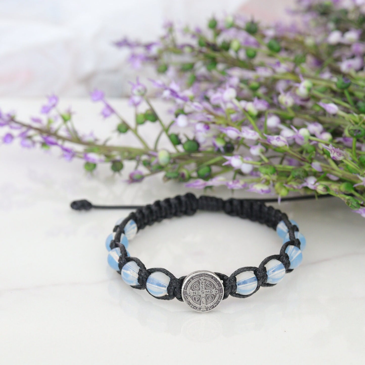 Pulsera San Benito, pulsera opalita azul, pulsera San Benito ópalo azul, pulsera rosario, pulsera plata de ley con santos