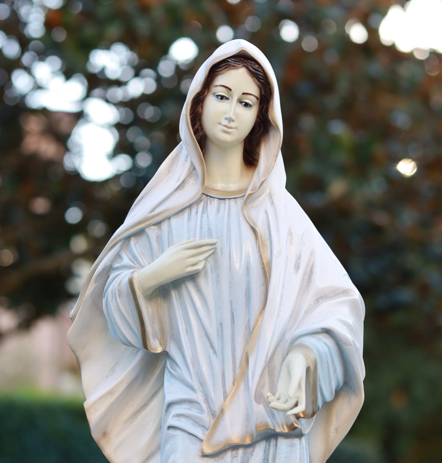 Estatua de Medjugorje, escultura de Nuestra Señora, estatua de la Reina de la Paz, estatua católica al aire libre, estatua del altar del hogar, estatua de polvo de mármol fundido de 60 cm