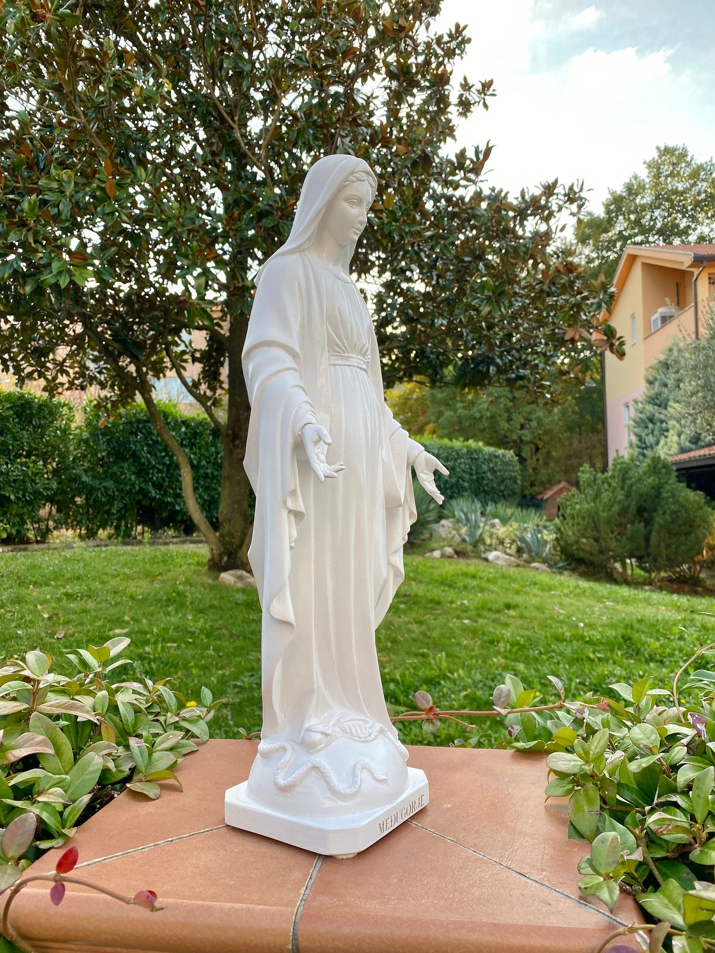 Estatua de polvo de mármol fundido de 20 pulgadas de Nuestra Señora de Gracia, estatua de polvo de mármol de Nuestra Señora de Tihaljina para jardín