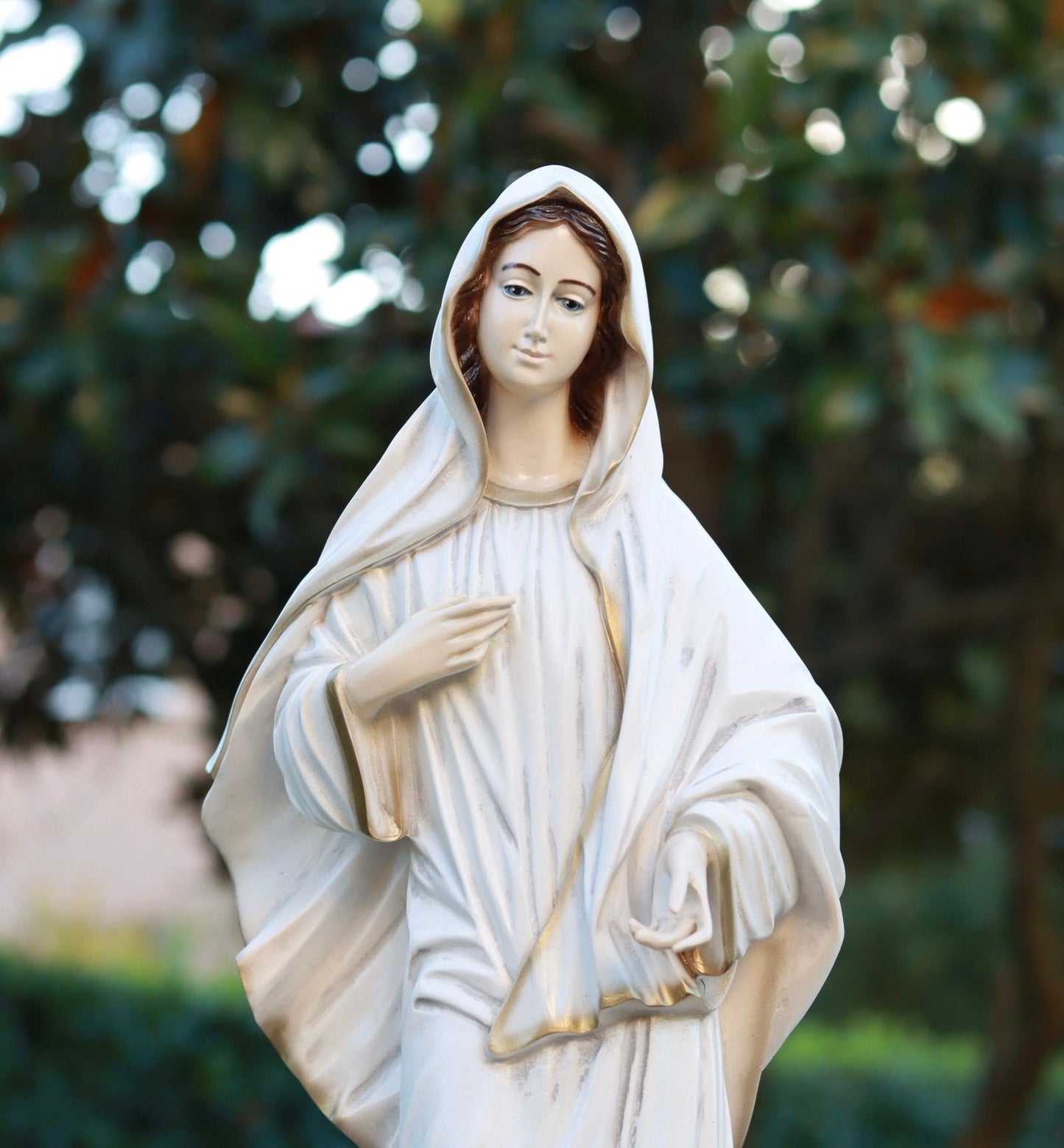 Estatua de Medjugorje, escultura de Nuestra Señora, estatua de la Reina de la Paz, estatua católica al aire libre, estatua del altar del hogar, estatua de polvo de mármol fundido de 60 cm