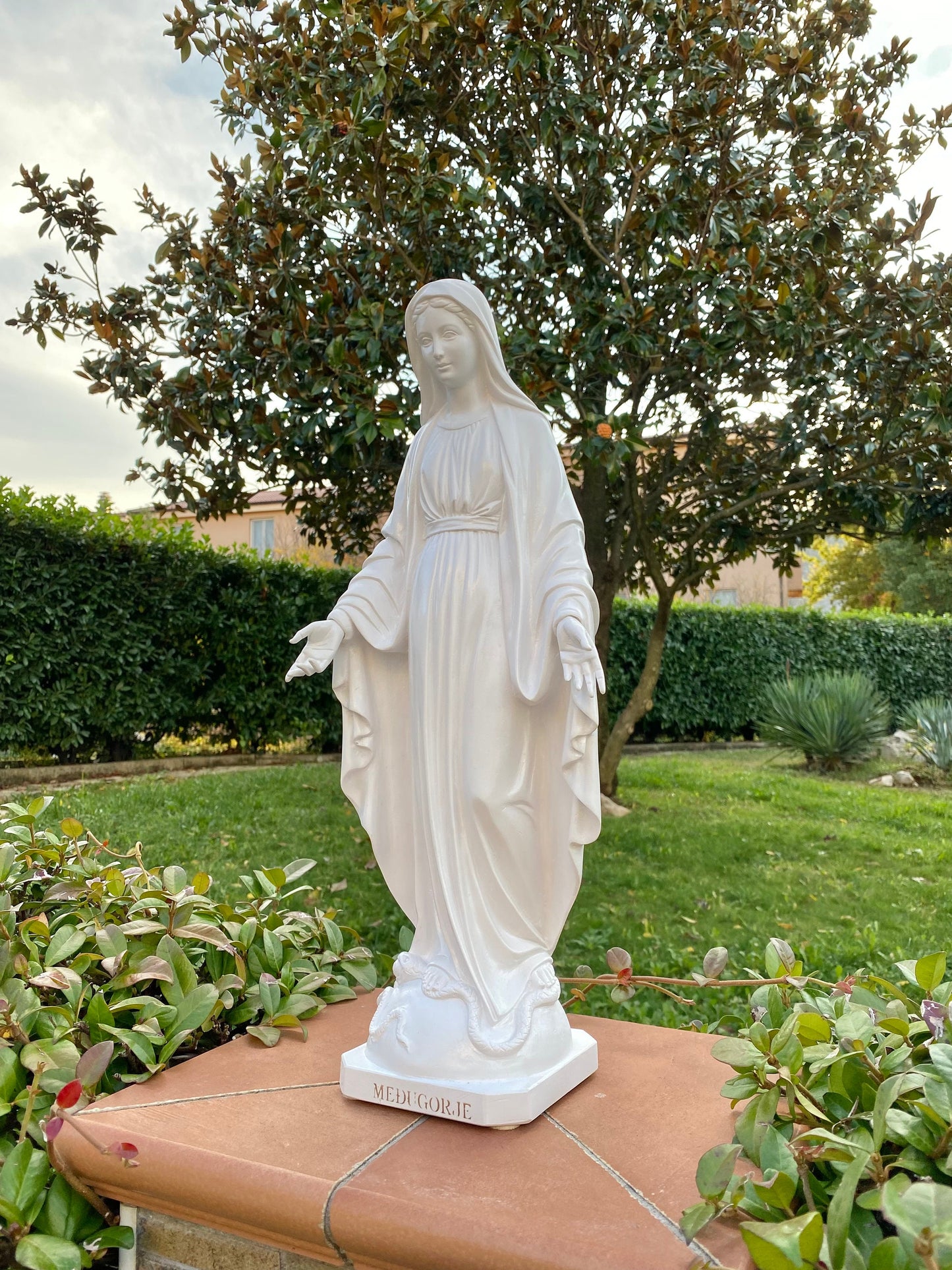 Estatua de polvo de mármol fundido de 20 pulgadas de Nuestra Señora de Gracia, estatua de polvo de mármol de Nuestra Señora de Tihaljina para jardín