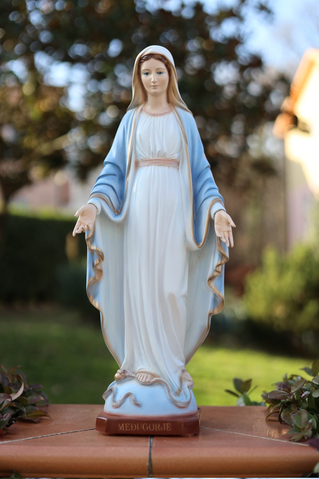 Estatua de Nuestra Señora de Gracia de 20 pulgadas, estatua exterior interior de polvo de mármol fundido, estatua de jardín de la Virgen María, estatua de polvo de mármol azul de Medjugorje