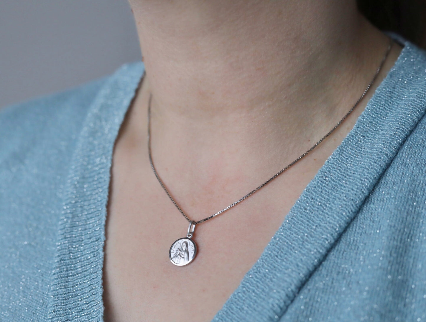 Pequeña medalla redonda de plata de ley de Santa Rita, collar de plata de Santa Rita, joyería fina de Santa católica, collar de plata de Santa Rita para dama
