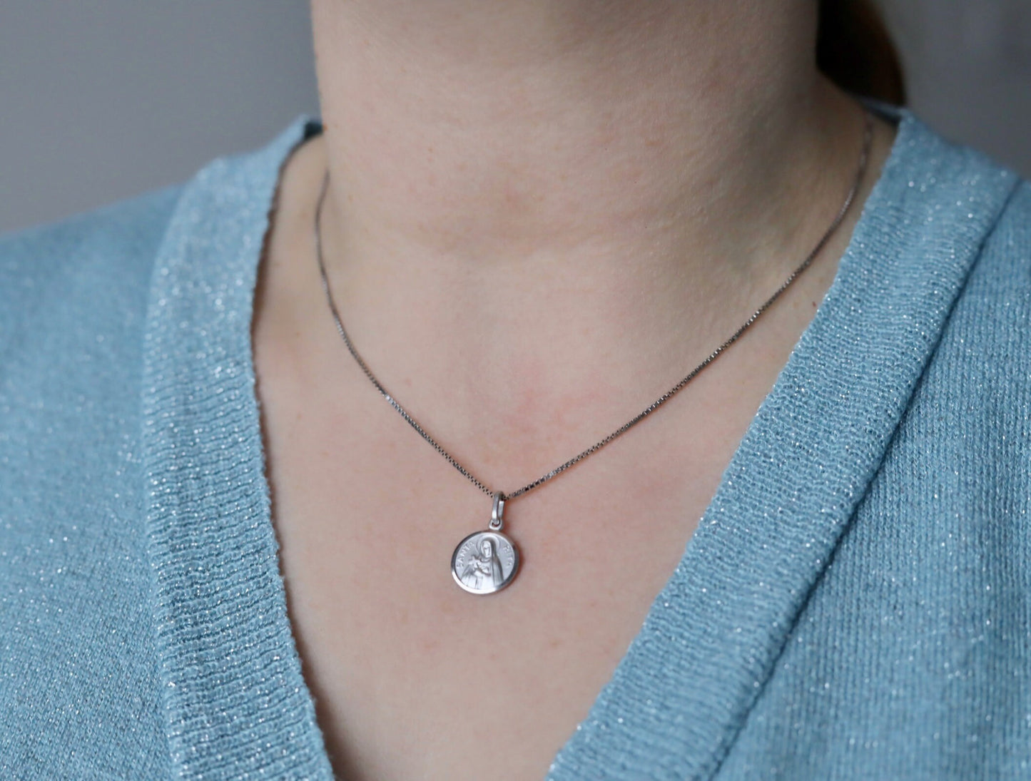 Pequeña medalla redonda de plata de ley de Santa Rita, collar de plata de Santa Rita, joyería fina de Santa católica, collar de plata de Santa Rita para dama