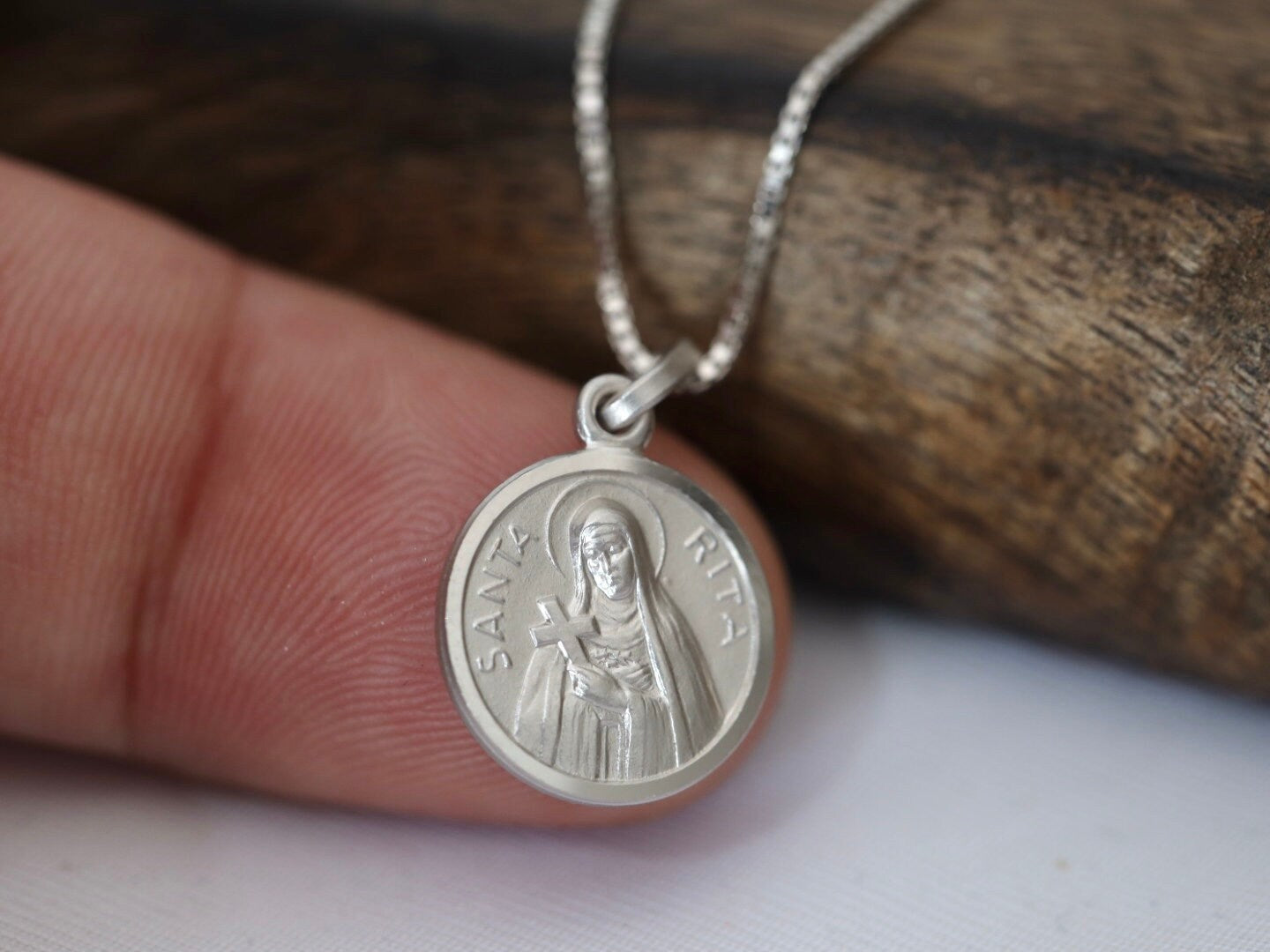 Pequeña medalla redonda de plata de ley de Santa Rita, collar de plata de Santa Rita, joyería fina de Santa católica, collar de plata de Santa Rita para dama