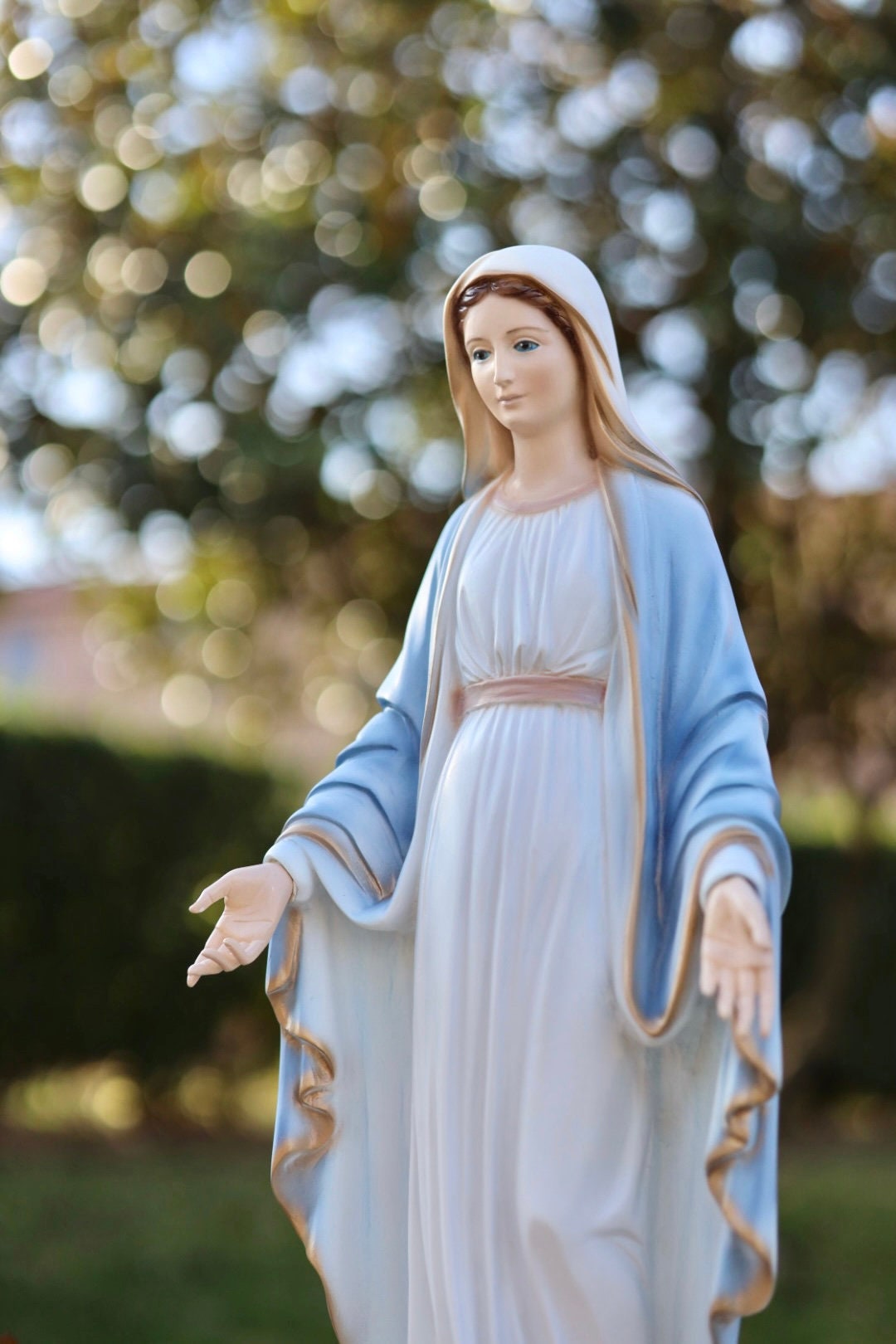 Estatua de Nuestra Señora de Gracia de 20 pulgadas, estatua exterior interior de polvo de mármol fundido, estatua de jardín de la Virgen María, estatua de polvo de mármol azul de Medjugorje