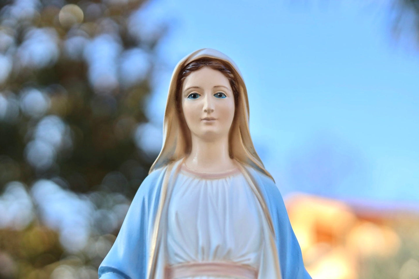 Estatua de Nuestra Señora de Gracia de 20 pulgadas, estatua exterior interior de polvo de mármol fundido, estatua de jardín de la Virgen María, estatua de polvo de mármol azul de Medjugorje