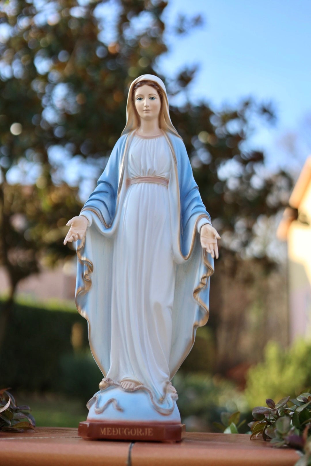 Estatua de Nuestra Señora de Gracia de 20 pulgadas, estatua exterior interior de polvo de mármol fundido, estatua de jardín de la Virgen María, estatua de polvo de mármol azul de Medjugorje