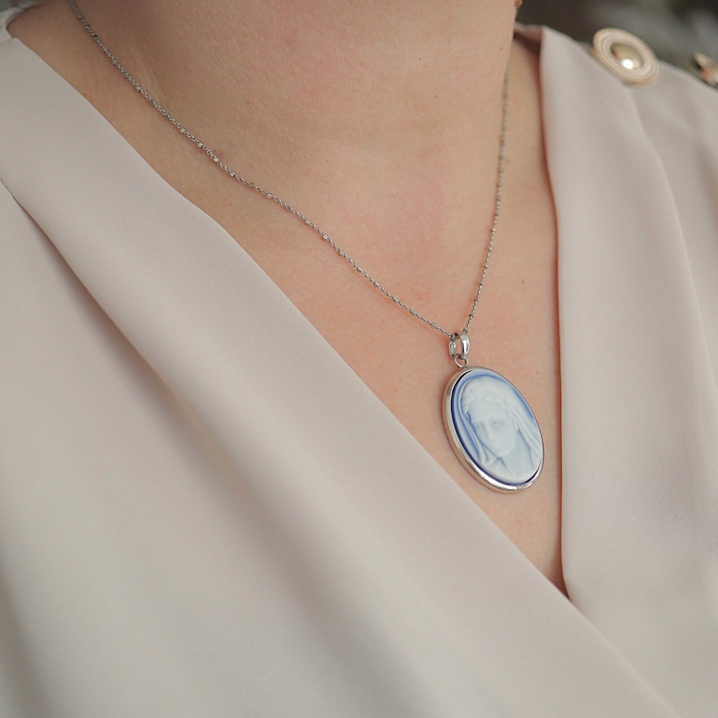 Colgante de cameo Nuestra Señora de Gracia, collar de plata de ley 925 de Nuestra Señora, camafeo Reina de la Paz de ágata azul, collar de camafeo de plata Medjugorje