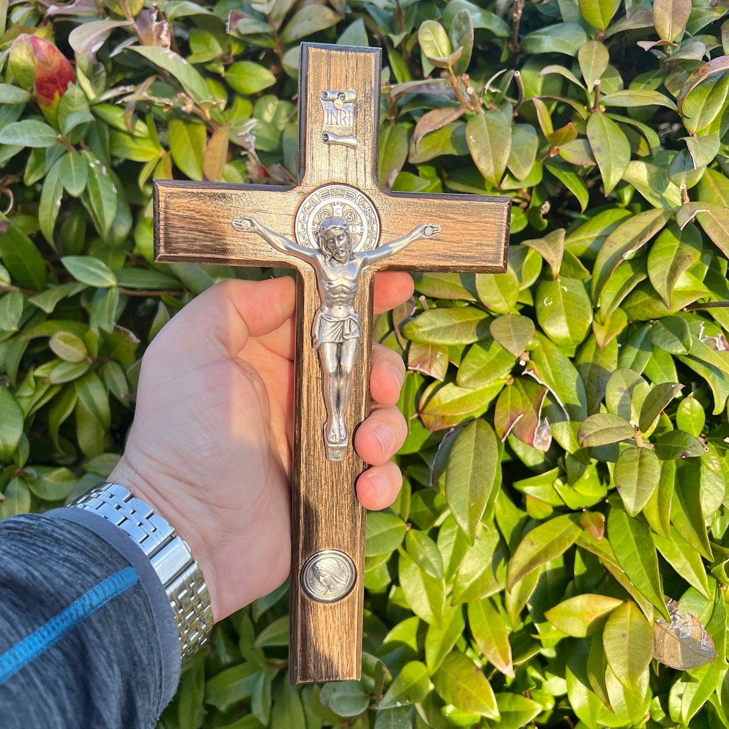 Crucifijo de San Benito para el hogar, crucifijo de pared hecho a mano de San Benito, crucifijo con soporte, crucifijo de altar casero, cruz de madera para protección