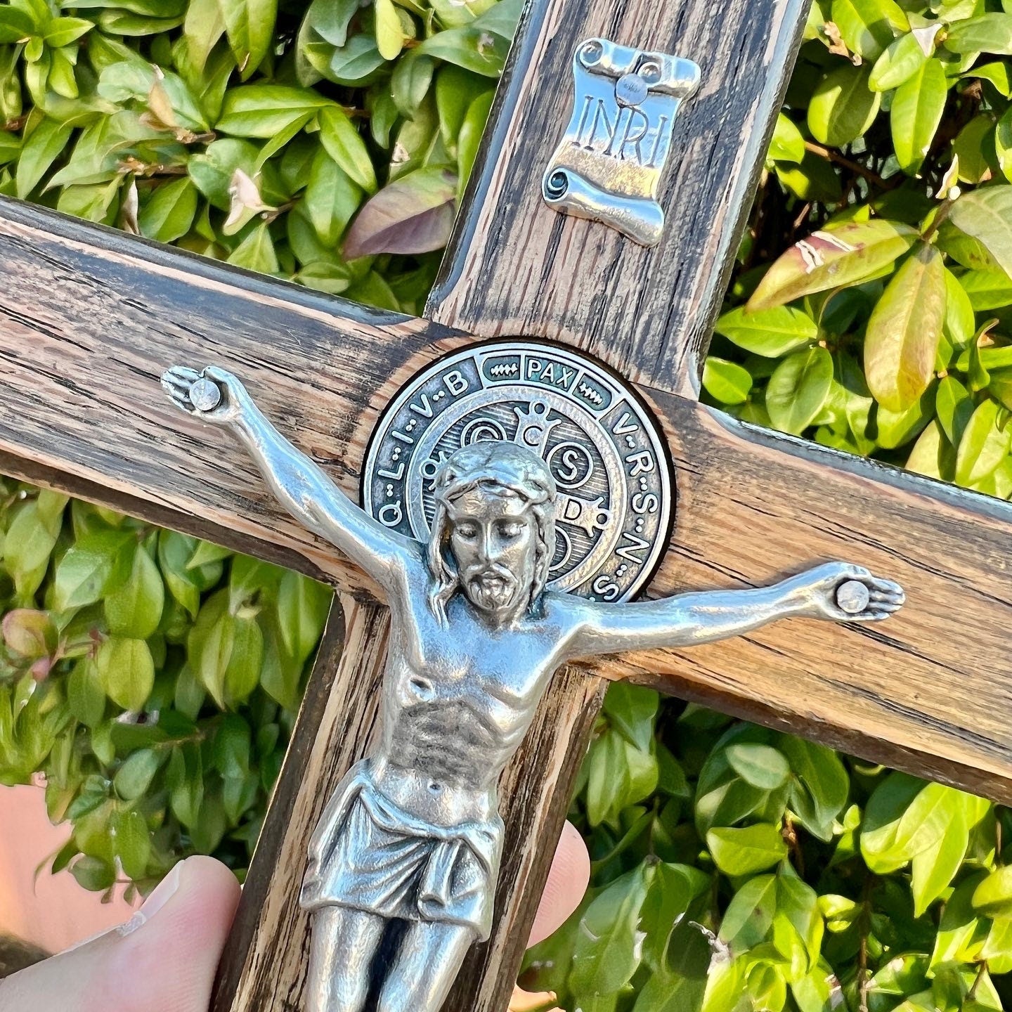 Crucifijo de San Benito para el hogar, crucifijo de pared hecho a mano de San Benito, crucifijo con soporte, crucifijo de altar casero, cruz de madera para protección