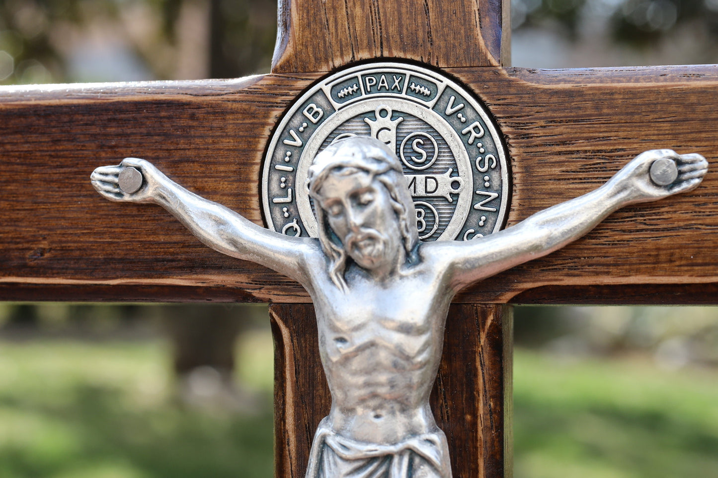 Crucifijo de San Benito para el hogar, crucifijo de pared hecho a mano de San Benito, crucifijo con soporte, crucifijo de altar casero, cruz de madera para protección