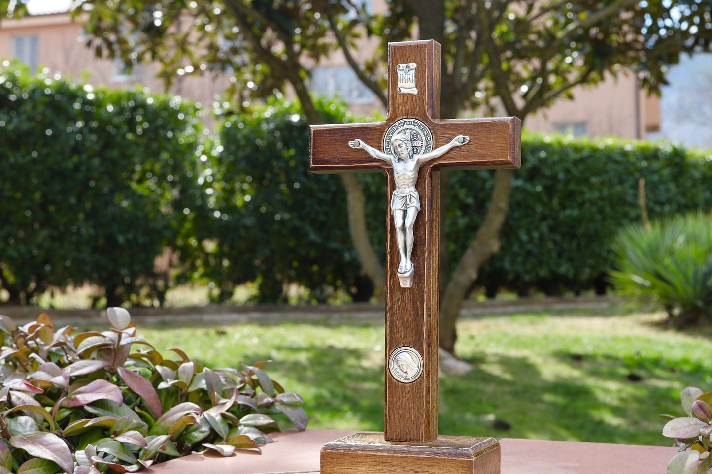 Crucifijo de San Benito para el hogar, crucifijo de pared hecho a mano de San Benito, crucifijo con soporte, crucifijo de altar casero, cruz de madera para protección