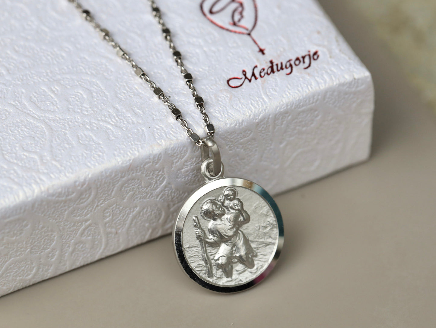 Medalla San Cristóbal Redonda de 17mm con textura satinada y Bordes Corte Diamante, medalla para hombre o mujer católica, protectora de los viajeros