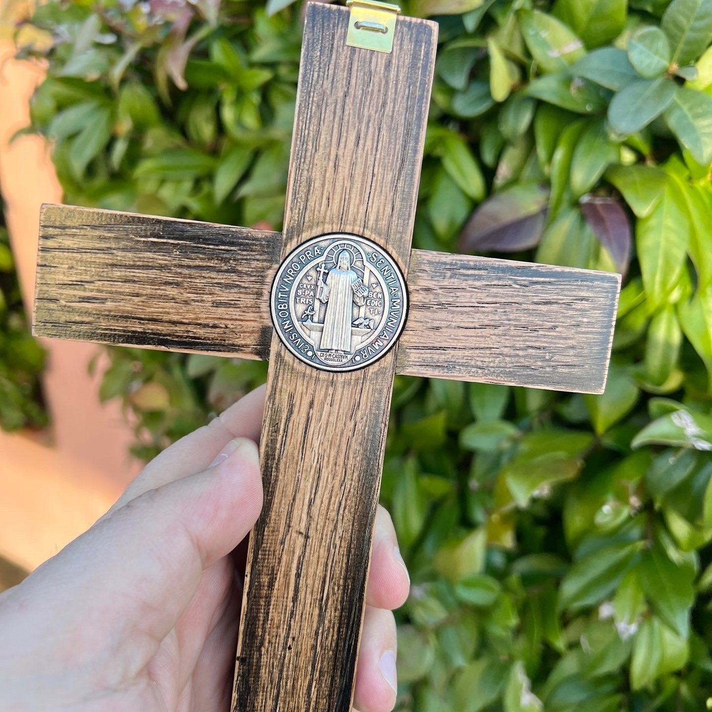 Crucifijo de San Benito para el hogar, crucifijo de pared hecho a mano de San Benito, crucifijo con soporte, crucifijo de altar casero, cruz de madera para protección