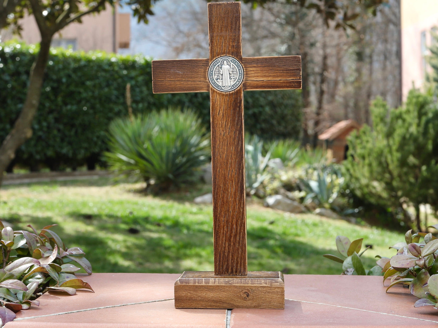Crucifijo de San Benito para el hogar, crucifijo de pared hecho a mano de San Benito, crucifijo con soporte, crucifijo de altar casero, cruz de madera para protección