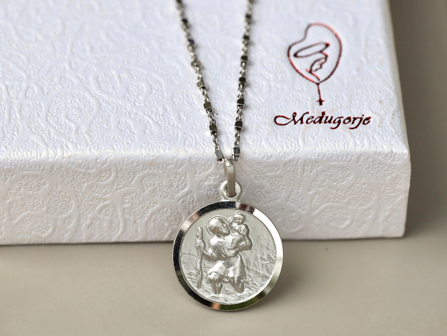 Medalla San Cristóbal Redonda de 17mm con textura satinada y Bordes Corte Diamante, medalla para hombre o mujer católica, protectora de los viajeros