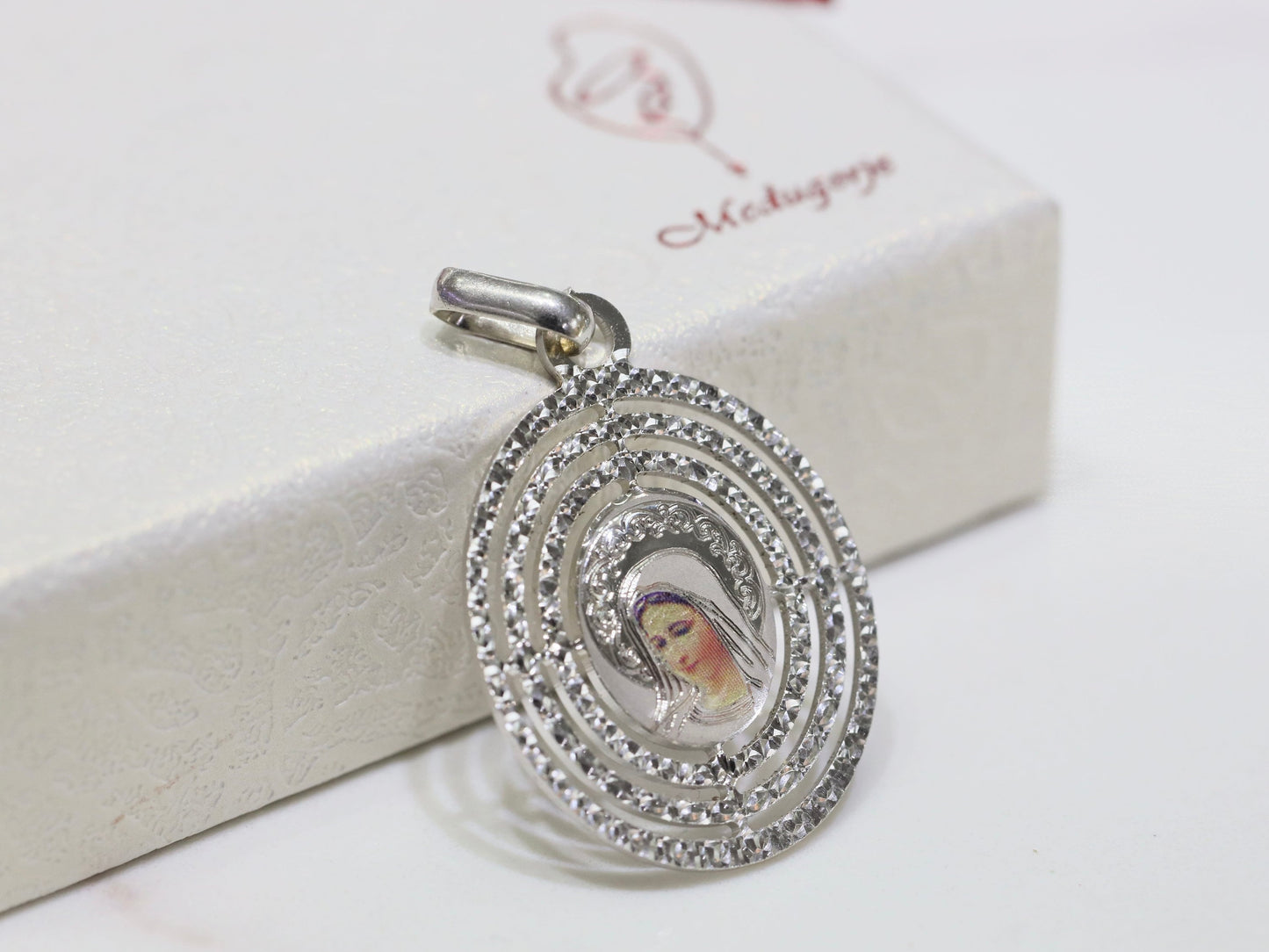Medalla de Medjugorje, medalla de la Reina de la Paz, plata de ley 925, colgante de collar de Nuestra Señora con corte de diamante, encanto del medallón de Nuestra Señora, Reina de la Paz