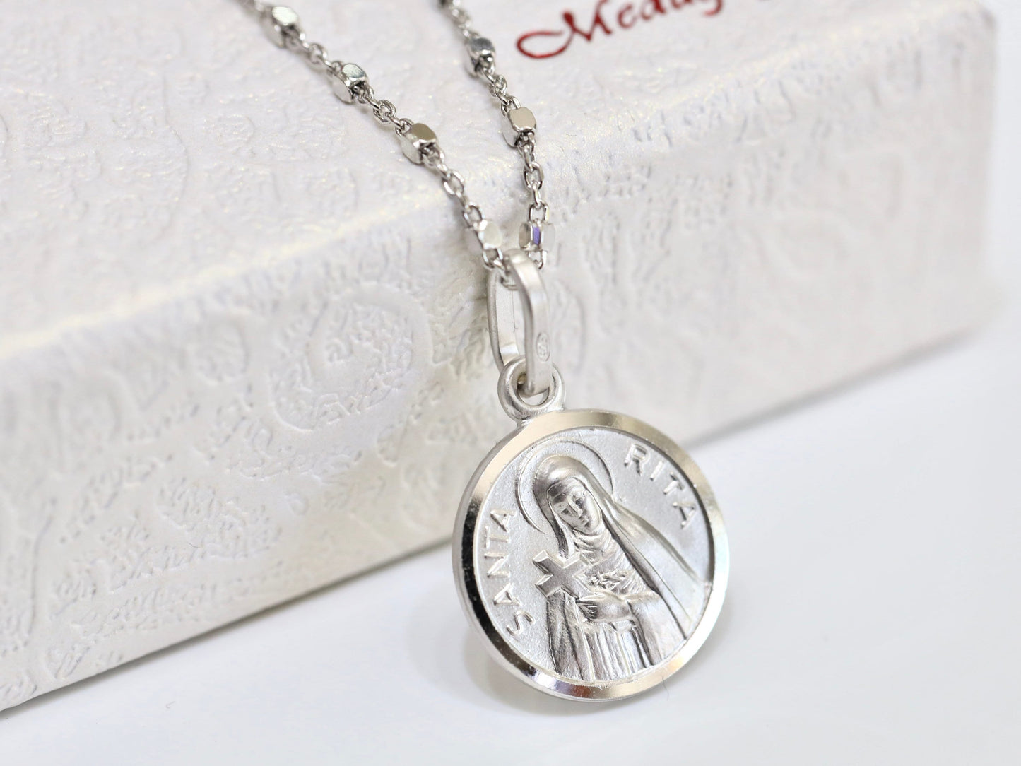Pequeña medalla redonda de plata de ley de Santa Rita, collar de plata de Santa Rita, joyería fina de Santa católica, collar de plata de Santa Rita para dama