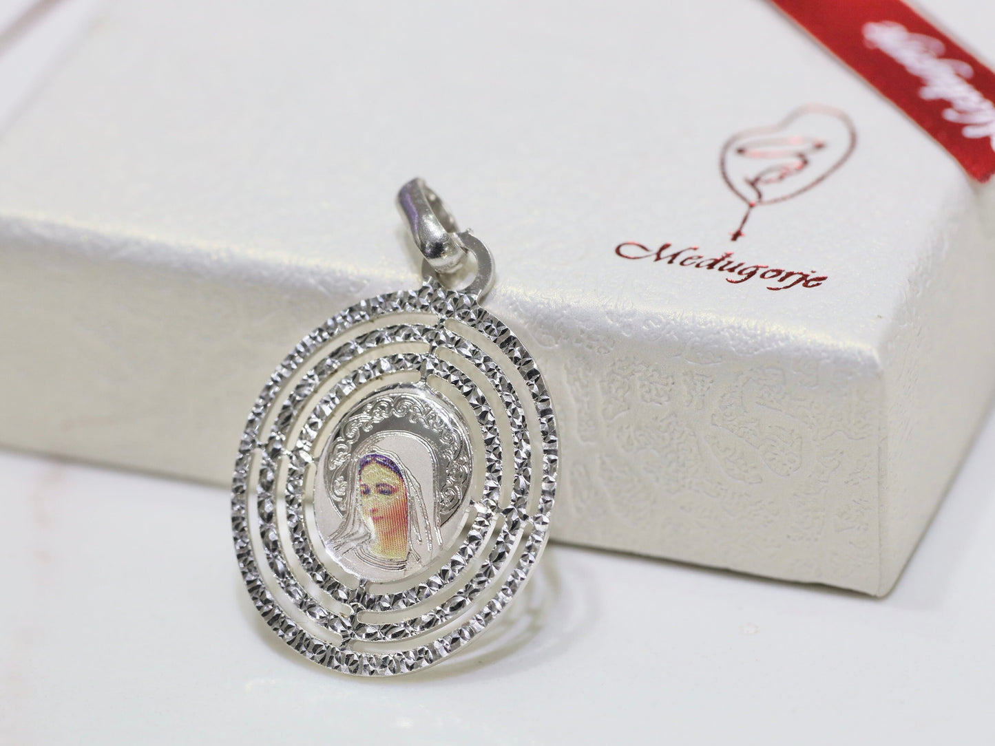Medalla de Medjugorje, medalla de la Reina de la Paz, plata de ley 925, colgante de collar de Nuestra Señora con corte de diamante, encanto del medallón de Nuestra Señora, Reina de la Paz