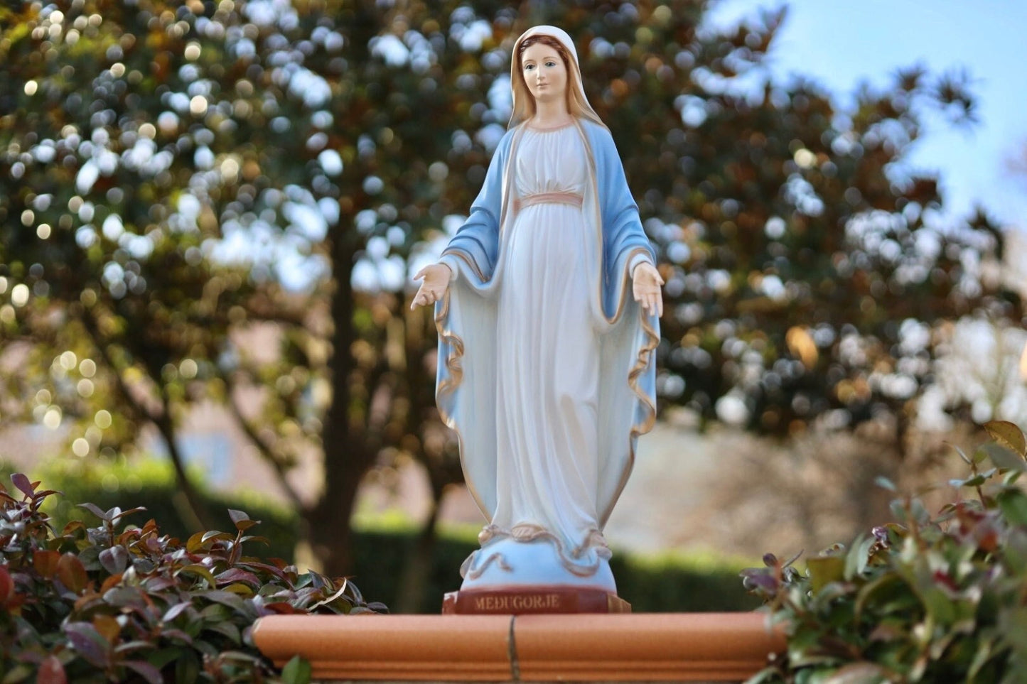 Estatua de Nuestra Señora de Gracia de 20 pulgadas, estatua exterior interior de polvo de mármol fundido, estatua de jardín de la Virgen María, estatua de polvo de mármol azul de Medjugorje