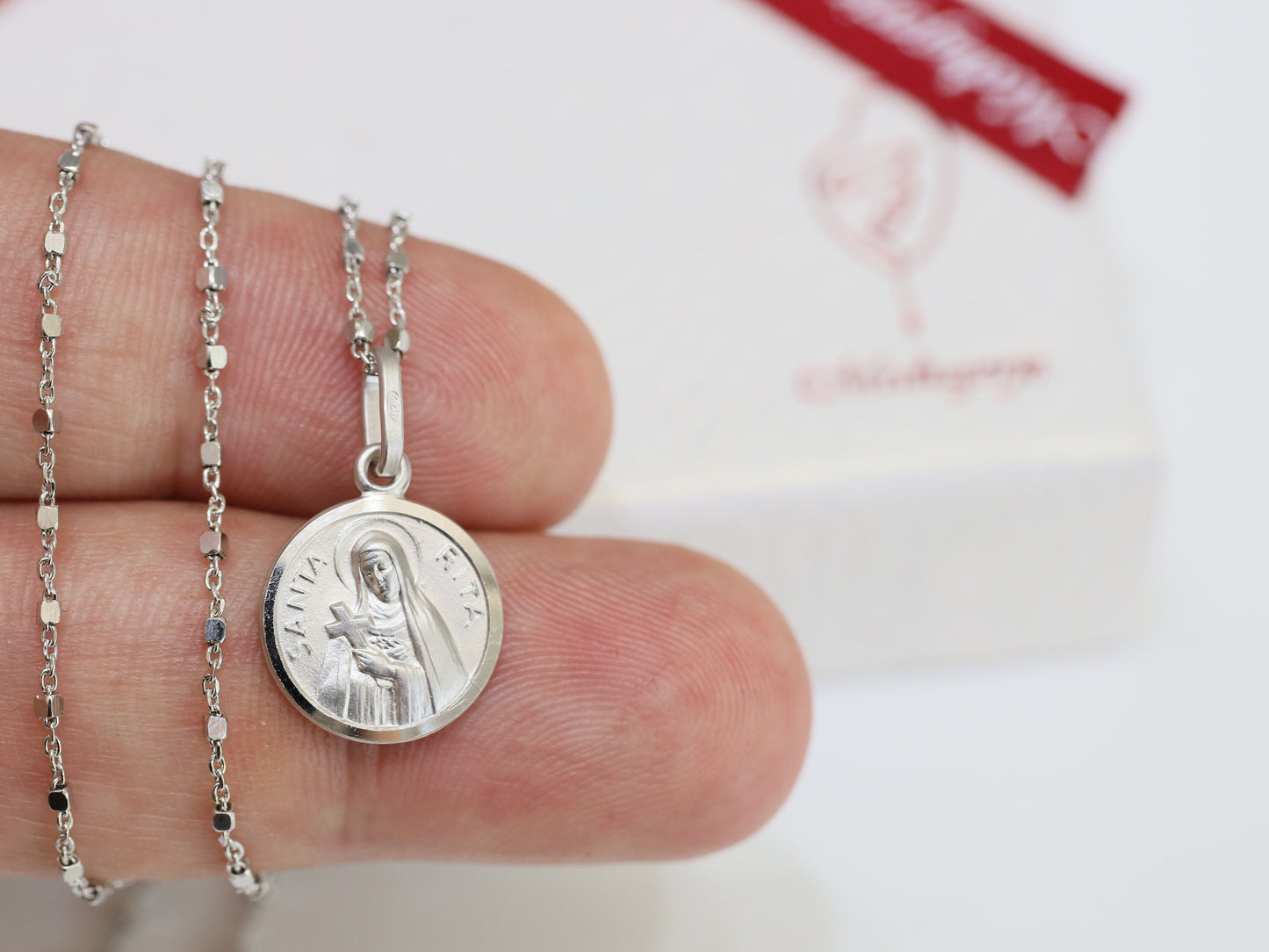 Pequeña medalla redonda de plata de ley de Santa Rita, collar de plata de Santa Rita, joyería fina de Santa católica, collar de plata de Santa Rita para dama