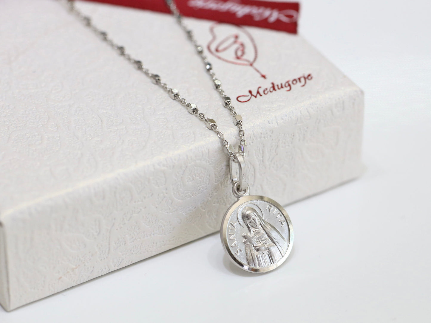 Pequeña medalla redonda de plata de ley de Santa Rita, collar de plata de Santa Rita, joyería fina de Santa católica, collar de plata de Santa Rita para dama