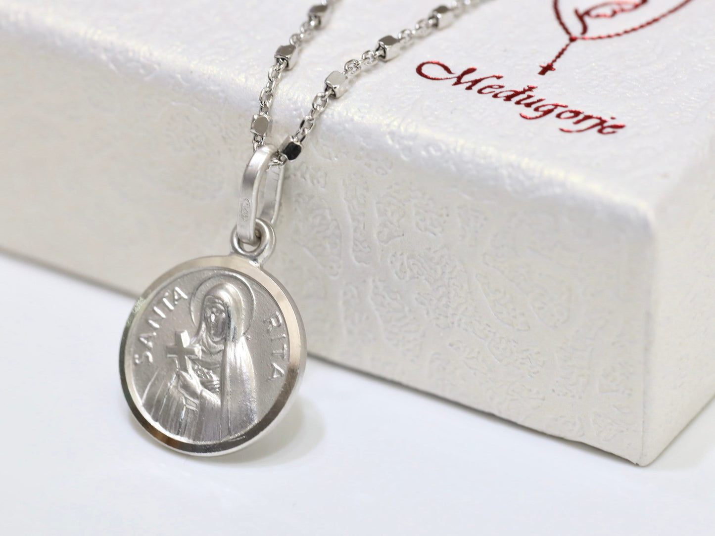 Pequeña medalla redonda de plata de ley de Santa Rita, collar de plata de Santa Rita, joyería fina de Santa católica, collar de plata de Santa Rita para dama