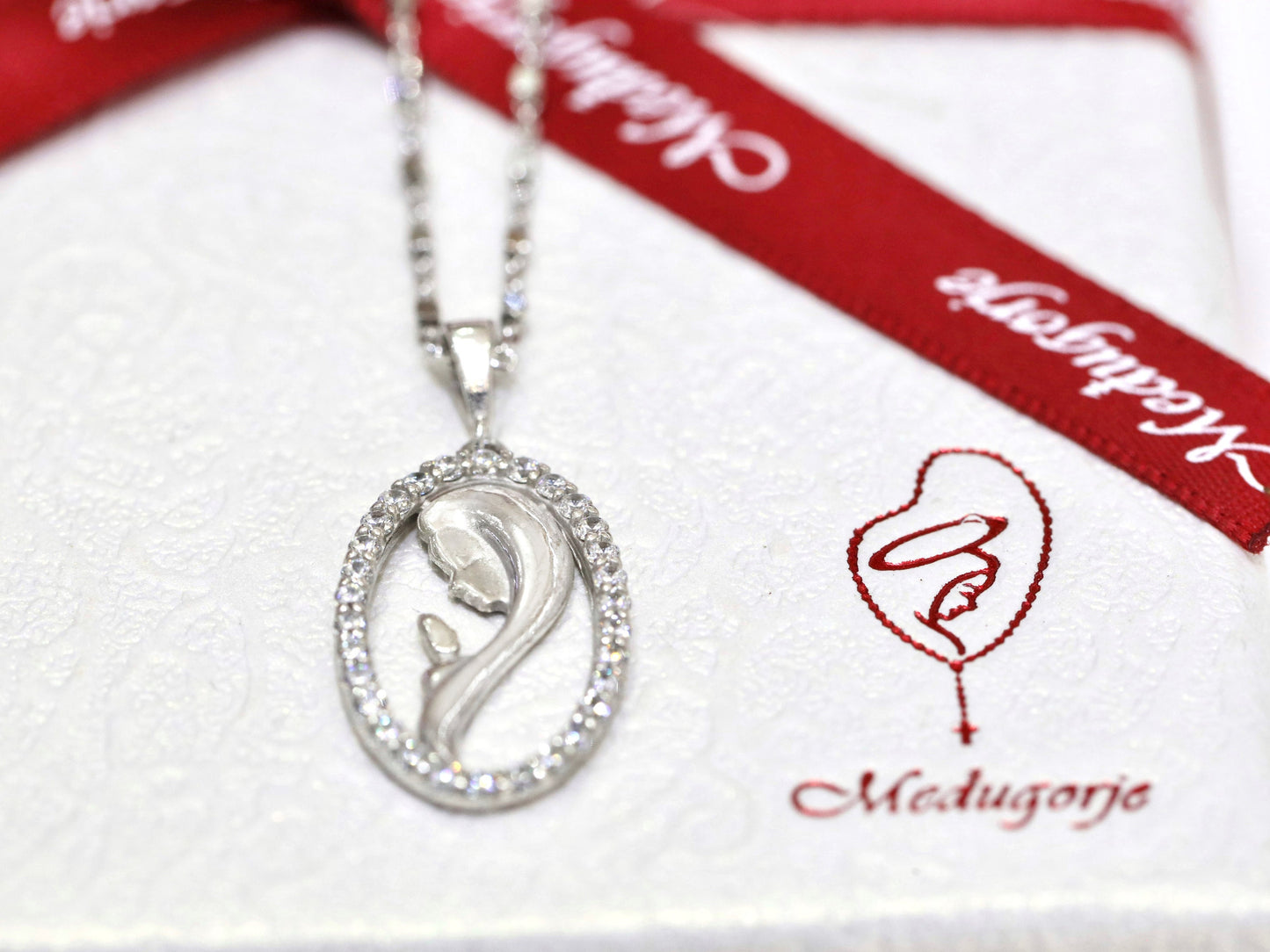 Collar de medalla de Nuestra Señora, colgante moderno de la Virgen María, collar de plata de ley 925 con circonio cúbico, medalla de Nuestra Señora de Gracia