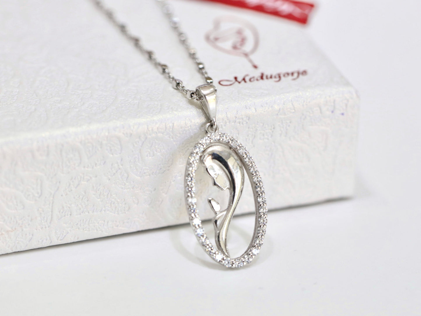 Collar de medalla de Nuestra Señora, colgante moderno de la Virgen María, collar de plata de ley 925 con circonio cúbico, medalla de Nuestra Señora de Gracia