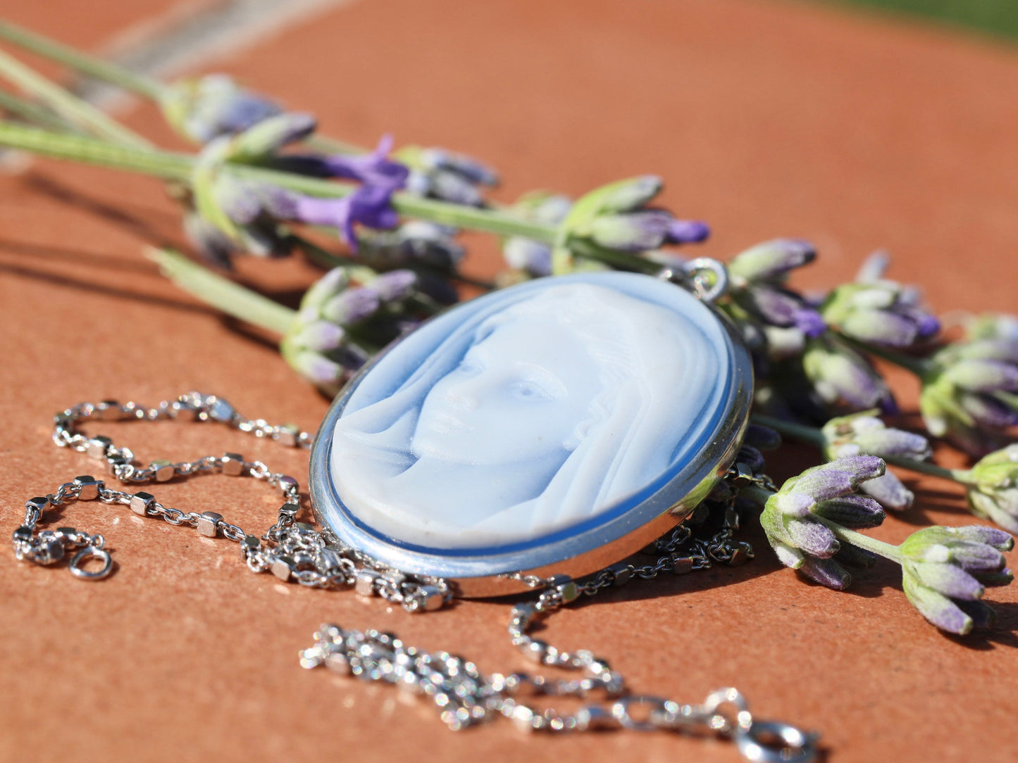 Colgante de cameo Nuestra Señora de Gracia, collar de plata de ley 925 de Nuestra Señora, camafeo Reina de la Paz de ágata azul, collar de camafeo de plata Medjugorje