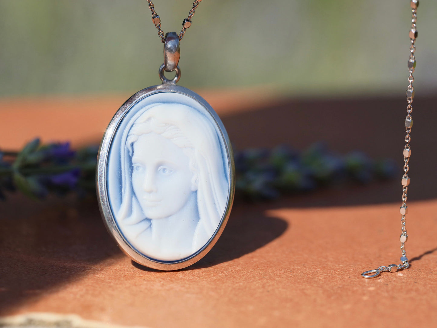Colgante de cameo Nuestra Señora de Gracia, collar de plata de ley 925 de Nuestra Señora, camafeo Reina de la Paz de ágata azul, collar de camafeo de plata Medjugorje
