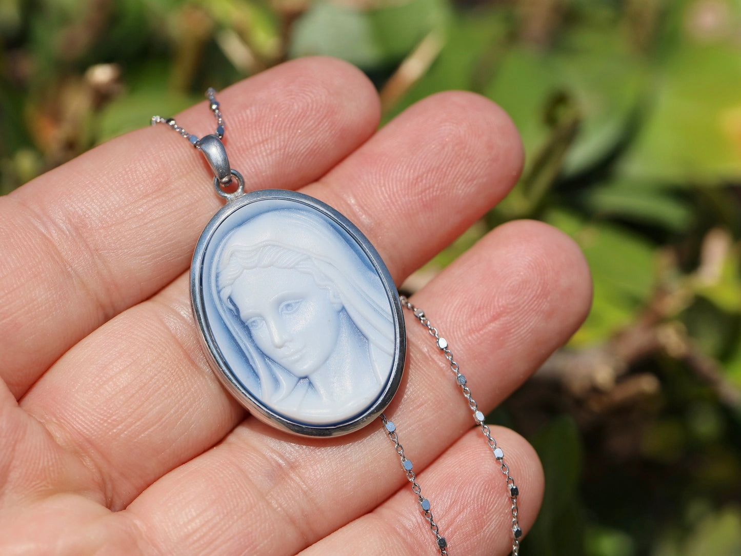Colgante de cameo Nuestra Señora de Gracia, collar de plata de ley 925 de Nuestra Señora, camafeo Reina de la Paz de ágata azul, collar de camafeo de plata Medjugorje