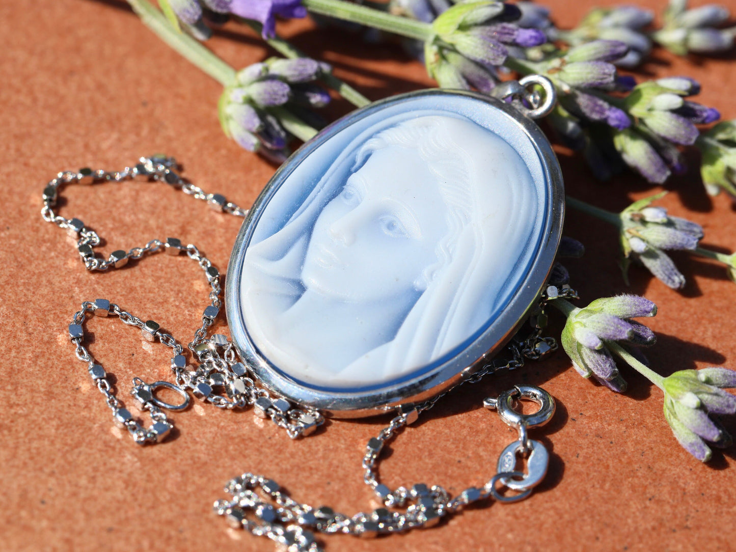 Colgante de cameo Nuestra Señora de Gracia, collar de plata de ley 925 de Nuestra Señora, camafeo Reina de la Paz de ágata azul, collar de camafeo de plata Medjugorje