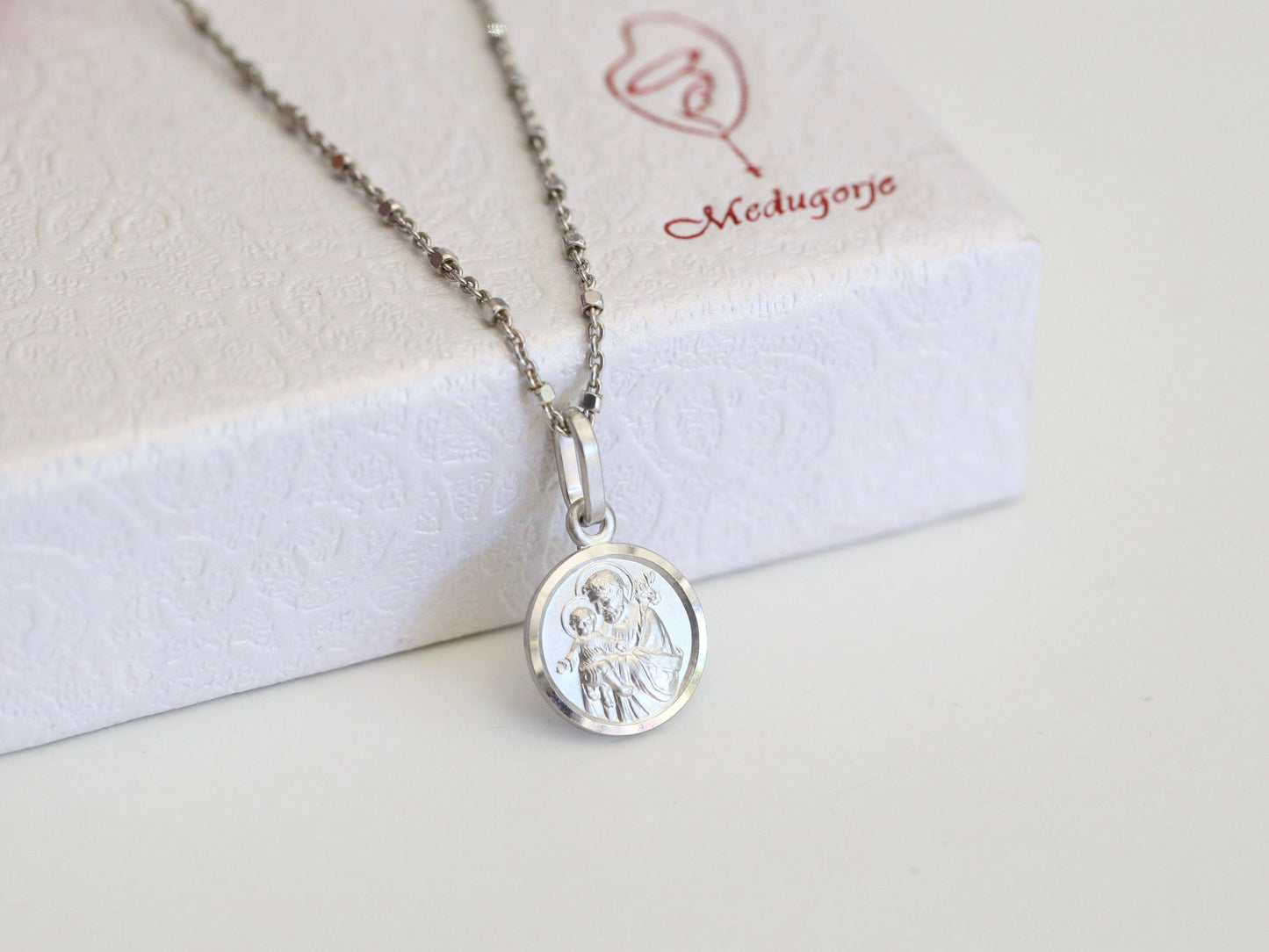 Medalla de San José, plata de ley 925, medalla en miniatura de San José, medalla para niños, medalla devocional católica, medalla protectora de la Sagrada Familia
