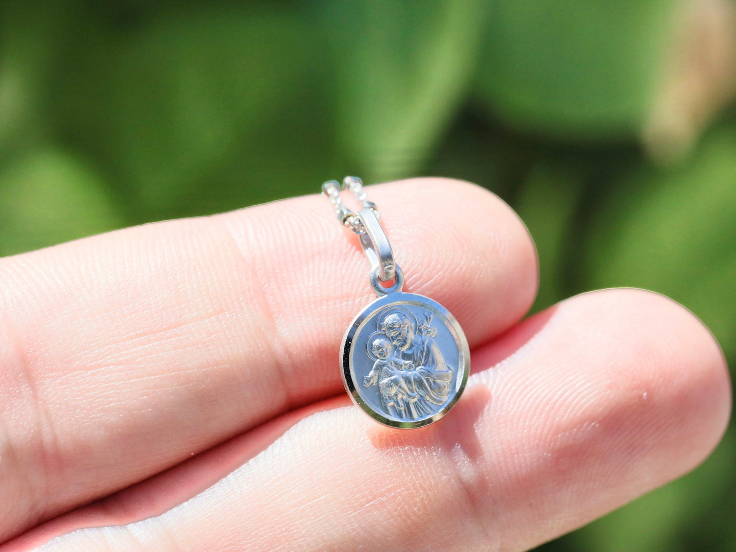 Medalla de San José, plata de ley 925, medalla en miniatura de San José, medalla para niños, medalla devocional católica, medalla protectora de la Sagrada Familia