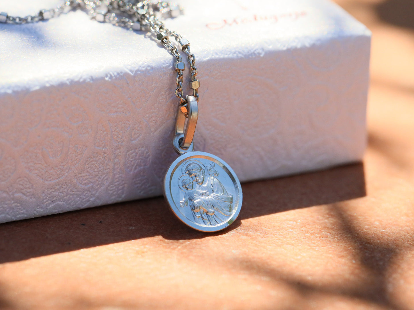 Medalla de San José, plata de ley 925, medalla en miniatura de San José, medalla para niños, medalla devocional católica, medalla protectora de la Sagrada Familia