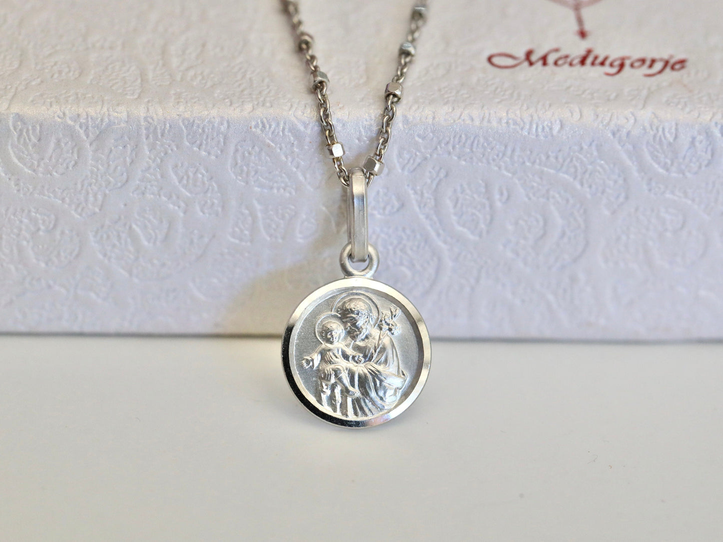 Medalla de San José, plata de ley 925, medalla en miniatura de San José, medalla para niños, medalla devocional católica, medalla protectora de la Sagrada Familia