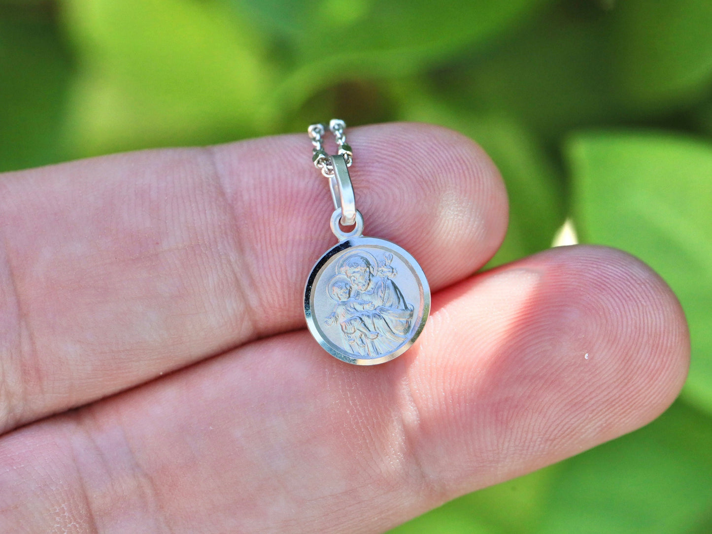 Medalla de San José, plata de ley 925, medalla en miniatura de San José, medalla para niños, medalla devocional católica, medalla protectora de la Sagrada Familia