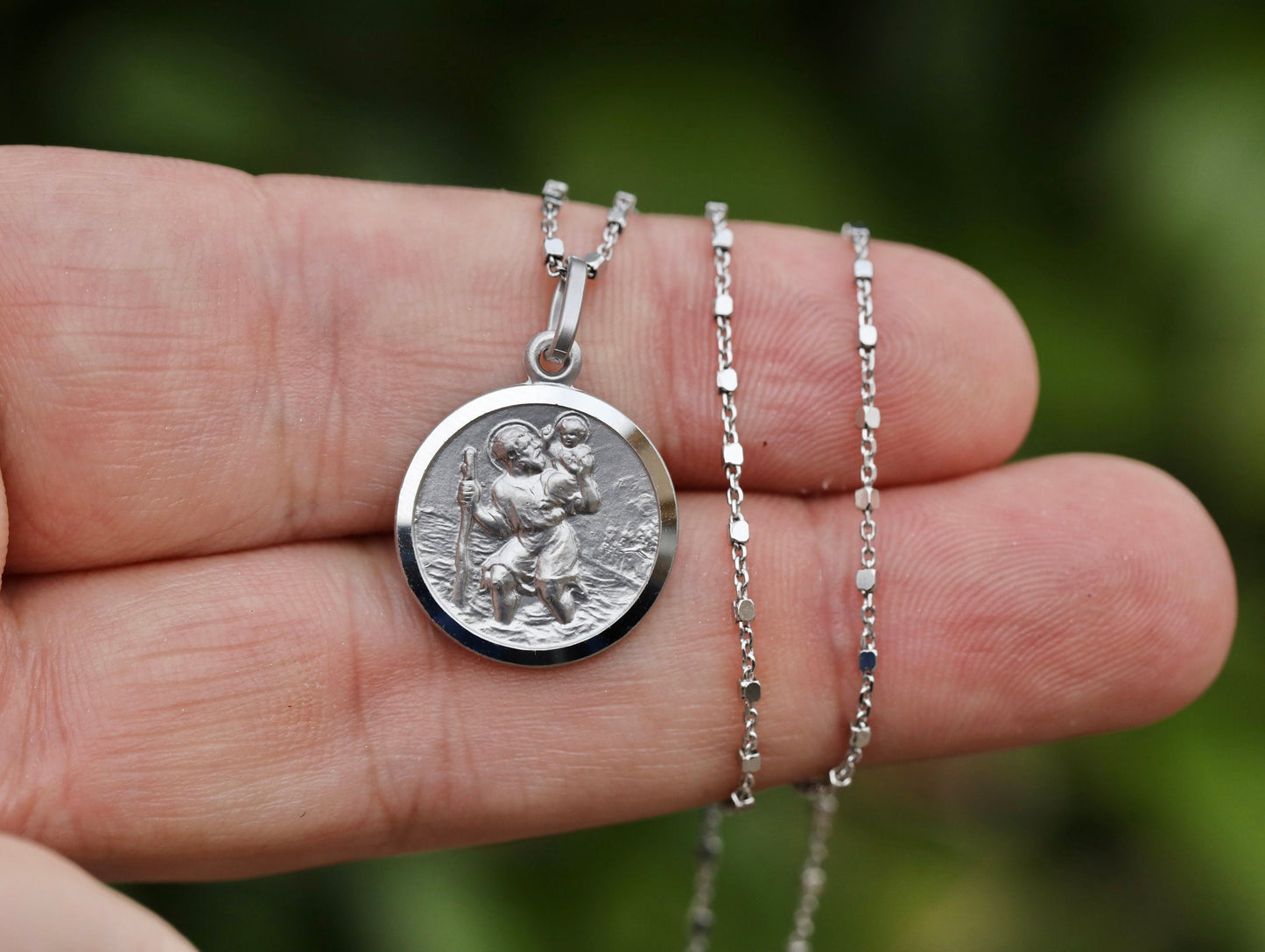 Medalla San Cristóbal Redonda de 17mm con textura satinada y Bordes Corte Diamante, medalla para hombre o mujer católica, protectora de los viajeros