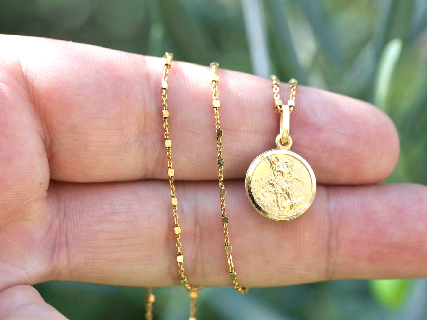 Pequeña medalla de San Miguel, medalla en miniatura de oro de 18 k chapada sobre plata de ley 925, colgante delicado para niños adolescentes, encanto de San Miguel de 13 mm