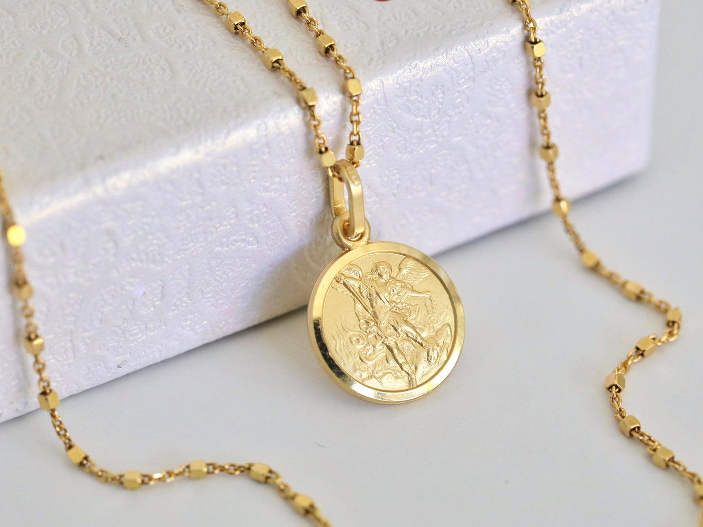 Pequeña medalla de San Miguel, medalla en miniatura de oro de 18 k chapada sobre plata de ley 925, colgante delicado para niños adolescentes, encanto de San Miguel de 13 mm
