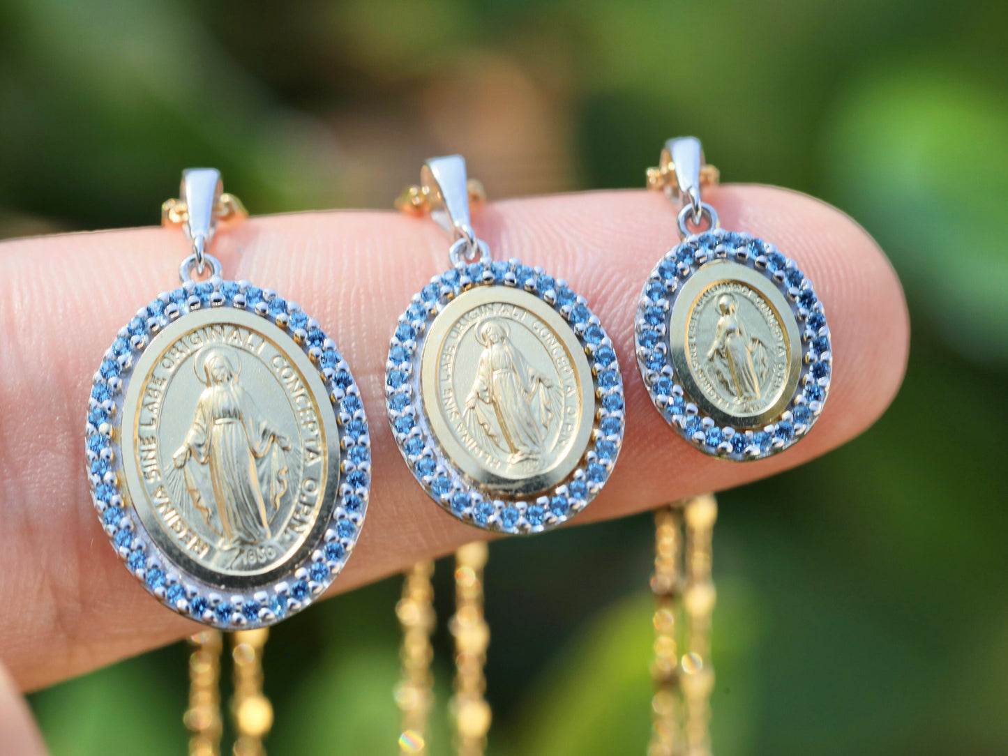 Medalla Milagrosa, plata de ley 925 bañada en oro de 18k, medalla ovalada con circonita azul, finos detalles Medalla Nuestra Señora de Gracia en latín