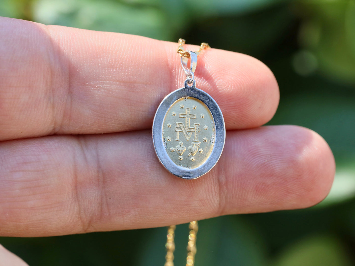 Medalla Milagrosa, plata de ley 925 bañada en oro de 18k, medalla ovalada con circonita azul, finos detalles Medalla Nuestra Señora de Gracia en latín