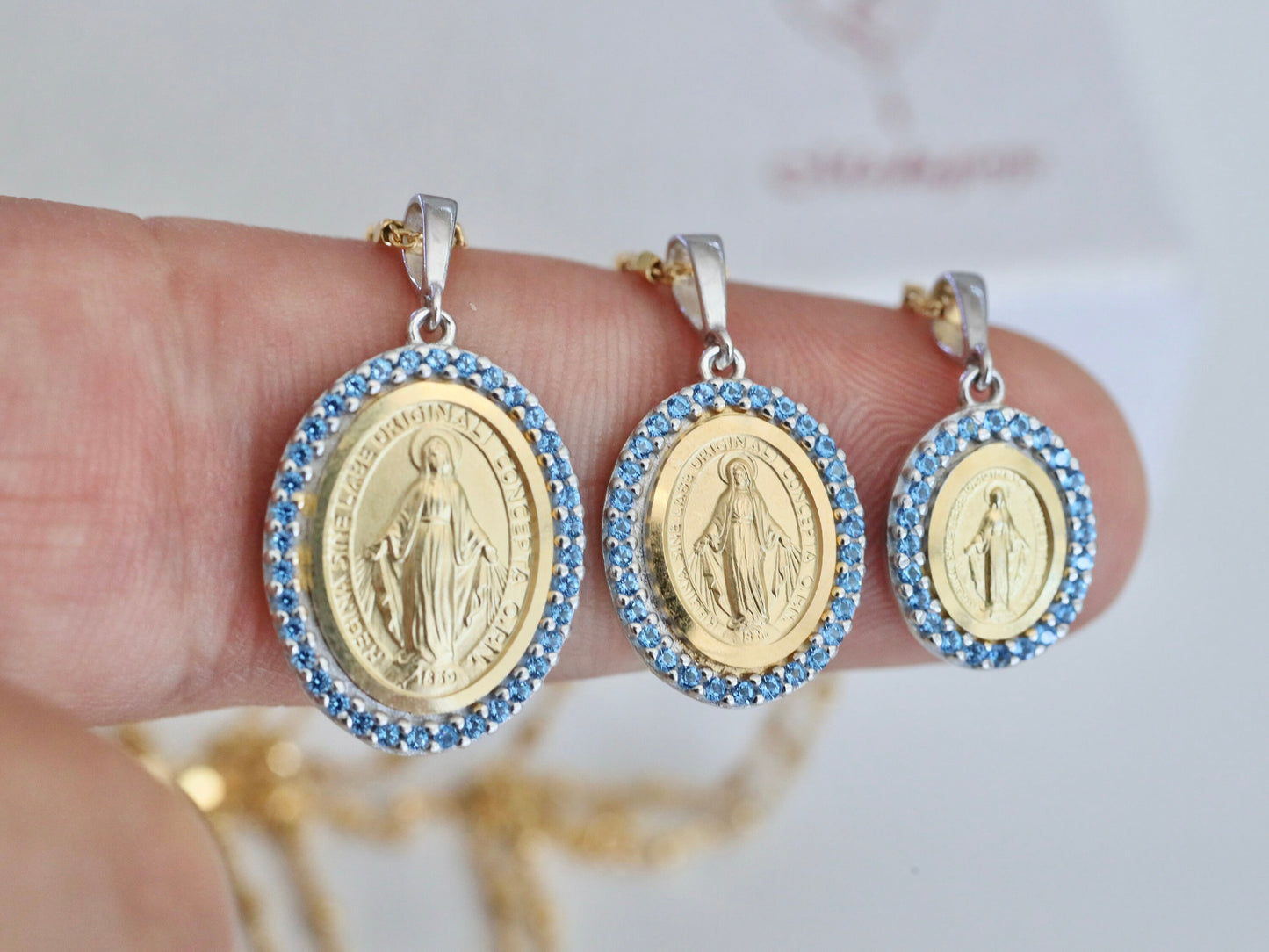 Medalla Milagrosa, plata de ley 925 bañada en oro de 18k, medalla ovalada con circonita azul, finos detalles Medalla Nuestra Señora de Gracia en latín
