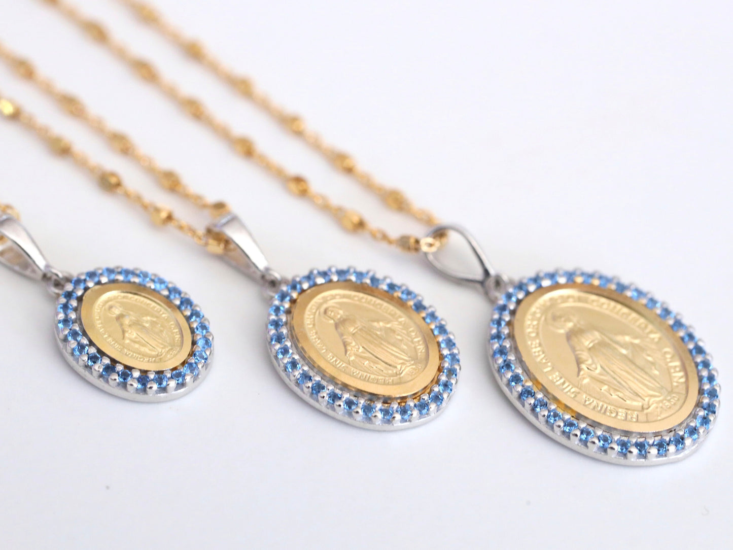 Medalla Milagrosa, plata de ley 925 bañada en oro de 18k, medalla ovalada con circonita azul, finos detalles Medalla Nuestra Señora de Gracia en latín
