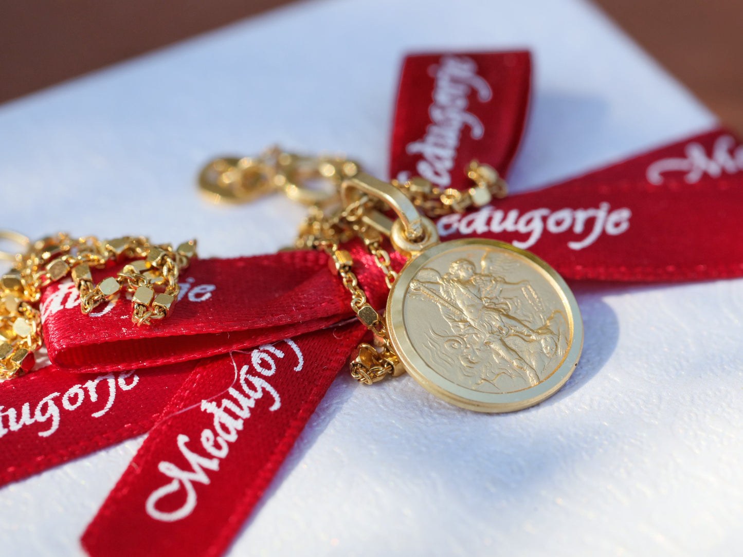 Pequeña medalla de San Miguel, medalla en miniatura de oro de 18 k chapada sobre plata de ley 925, colgante delicado para niños adolescentes, encanto de San Miguel de 13 mm