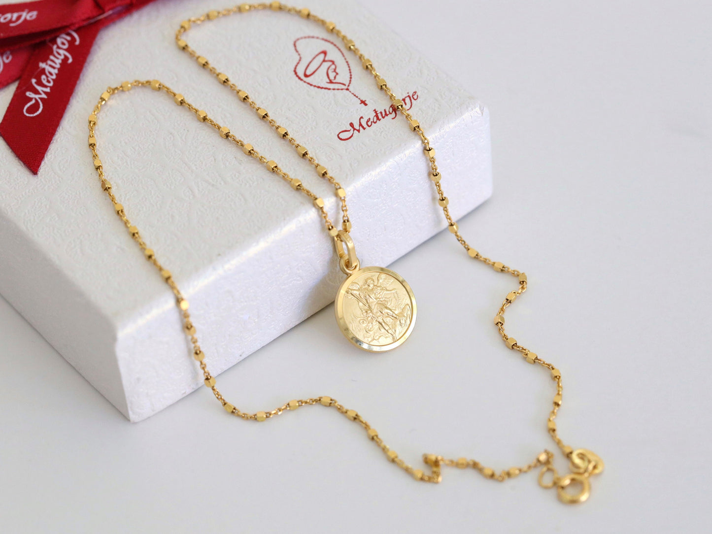 Pequeña medalla de San Miguel, medalla en miniatura de oro de 18 k chapada sobre plata de ley 925, colgante delicado para niños adolescentes, encanto de San Miguel de 13 mm